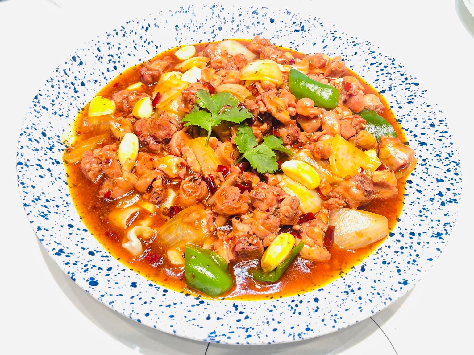 骨つき鶏肉の山盛り炒め　麺付き