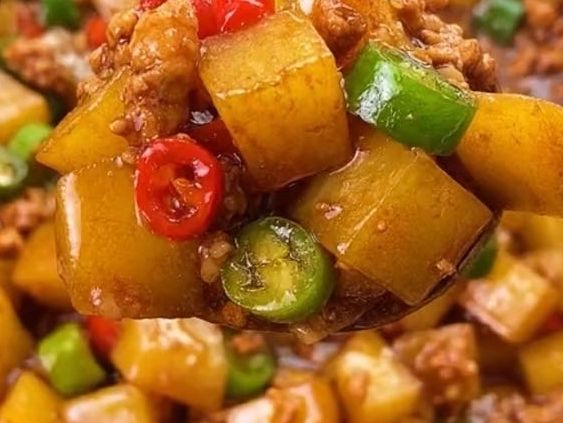 ジャガイモと豚肉の煮込み